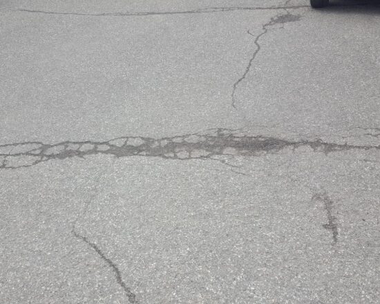 fissure dans l'asphalte